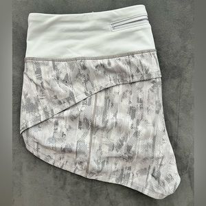 LuluLemon (6) Speed Up Low-Rise Lined Short 2.5" - Gray & White